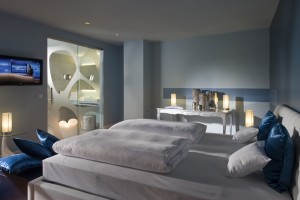 Suite 425 - mit 2 Schlafzimmern, Schlafcouch im Wohnzimmer und Balkon zur Mosel. Designed by Imme Vogel, Brust & Partner.