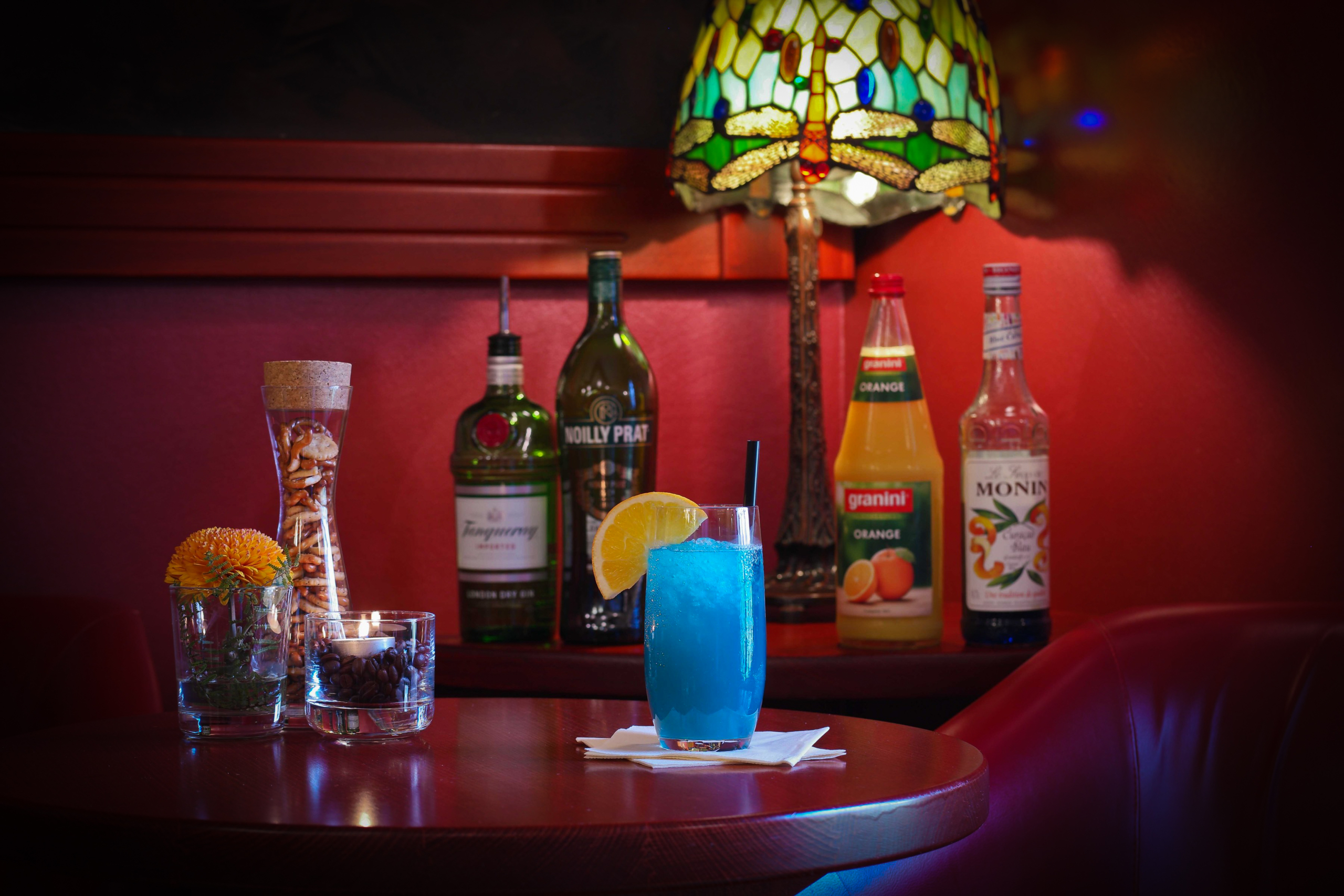 "Blue Star" - Gin, Noilly Prat, Blue Curacao, Orangensaft