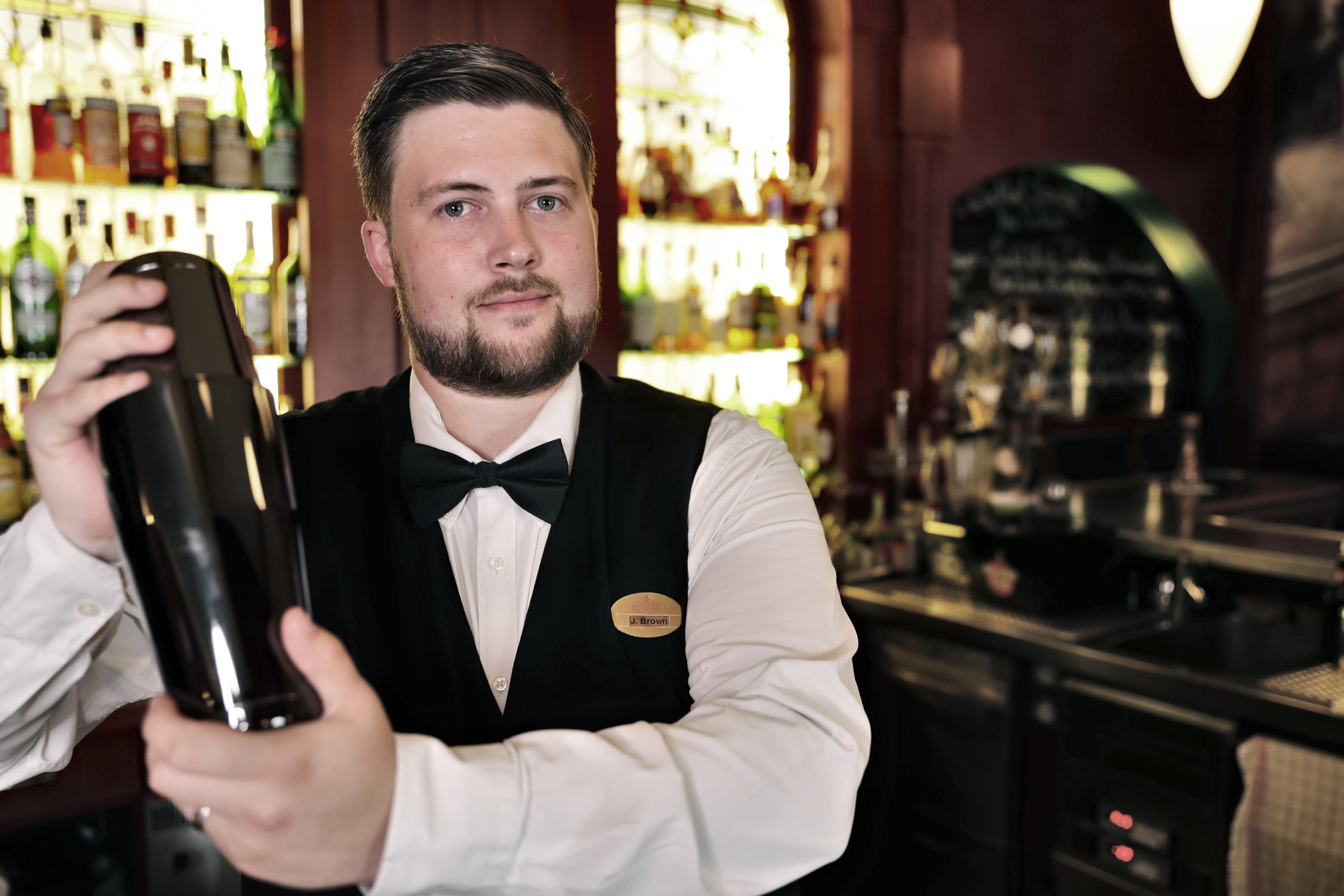 Chef de Bar Joshua Brown an seinem Arbeitsplatz in der Hotelbar. © Holger Bernert