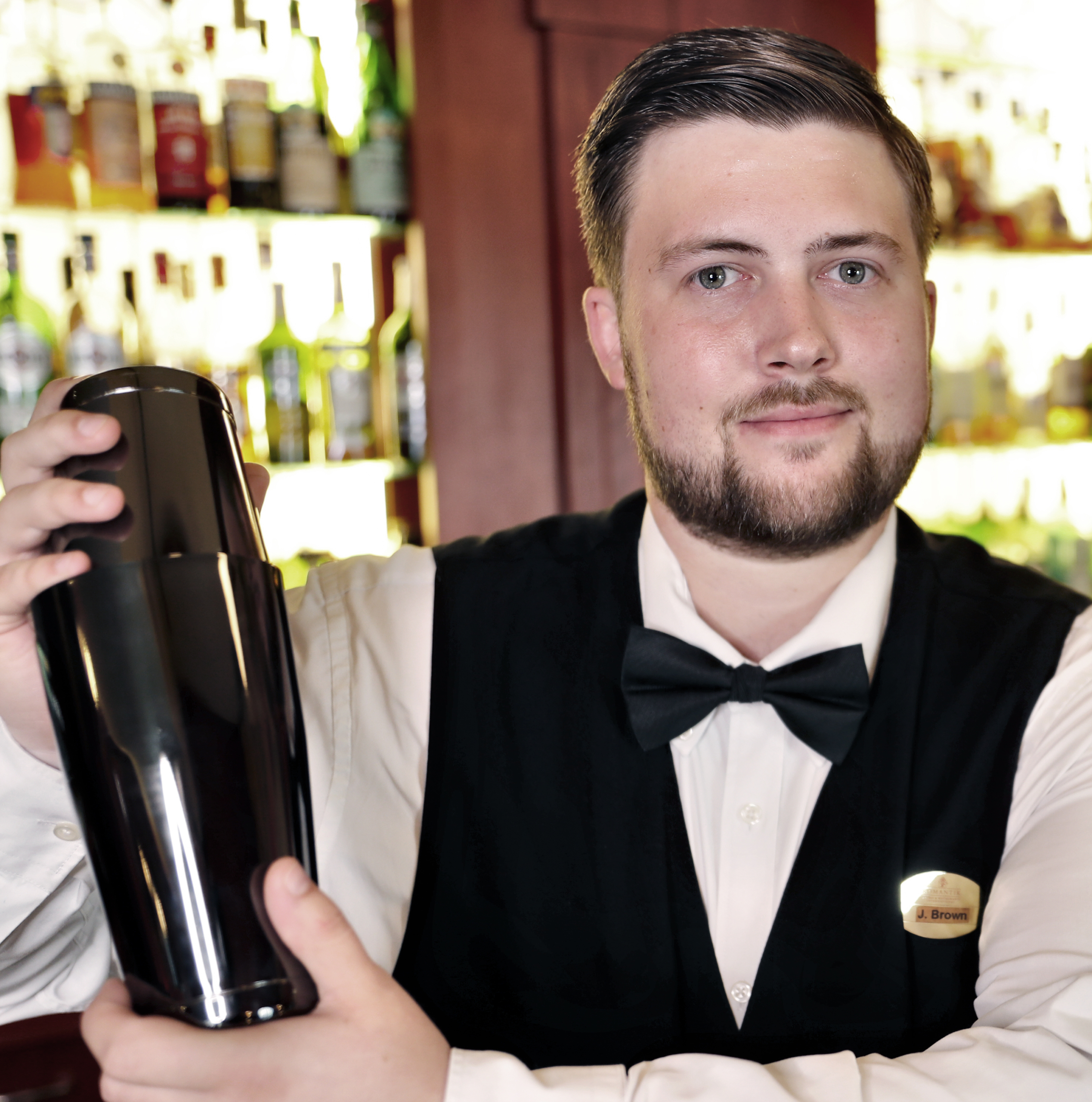 Chef de Bar Joshua Brown an seinem Arbeitsplatz in der Hotelbar. © Holger Bernert